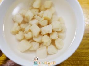 姜切片放入水里加入干贝泡发一夜