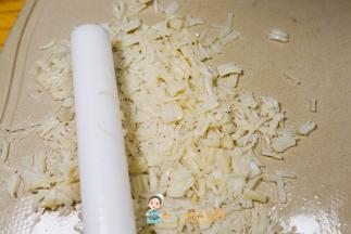 干贝泡发好以后清水要多洗几次，然后用擀面杖擀碎