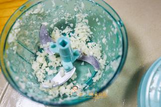 大蒜去皮后切成碎末