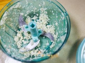 大蒜去皮后切成碎末