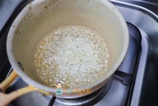 锅里放入油 油温不要太高就放入蒜末