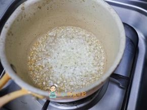 锅里放入油 油温不要太高就放入蒜末