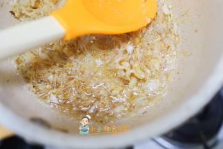 有点香味久放入干贝，中小火慢慢熬一下即可