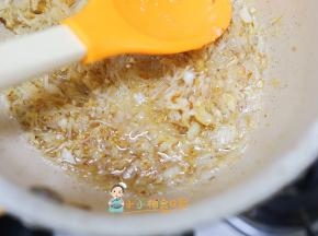 有点香味久放入干贝，中小火慢慢熬一下即可
