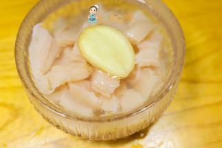 鸡胸肉放入姜水里浸泡去腥