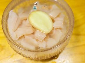 鸡胸肉放入姜水里浸泡去腥