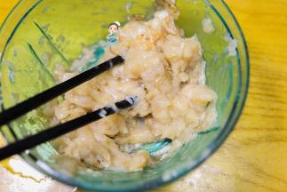 鸡肉100g 鸡蛋液15g 玉米淀粉5g 香菇粉1勺搅拌成团