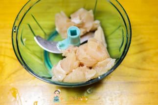 把鸡肉捞出来挤干水分，切成碎末备用