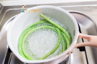 豇豆放入水里煮熟捞出