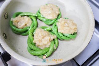 中间放上肉末锅里两面煎至金黄色