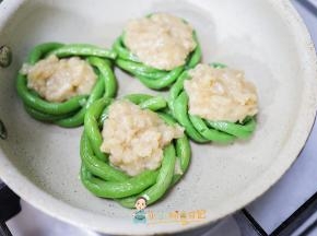中间放上肉末锅里两面煎至金黄色