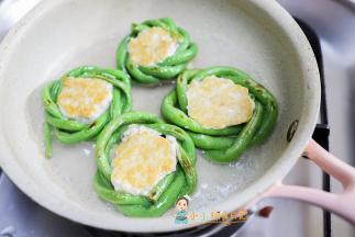 定型后加入水煮10分钟左右煮至熟透即可