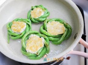 定型后加入水煮10分钟左右煮至熟透即可