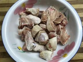 1.先把鸡腿切成小块
