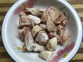 1.先把鸡腿切成小块