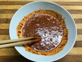 3.把70克调料用60克水调匀