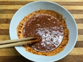 3.把70克调料用60克水调匀