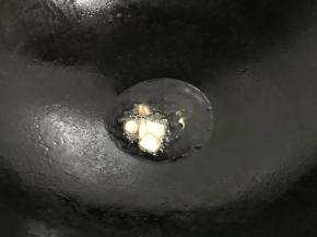 5.锅里倒油，放入姜片爆香