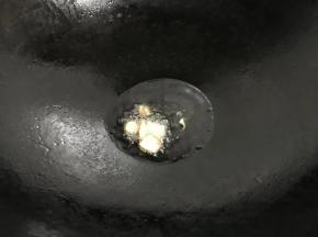 5.锅里倒油，放入姜片爆香