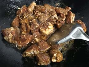 6.倒入腌制好的鸡块翻炒均匀