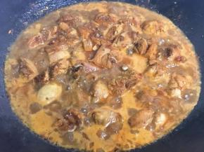 7.等炒至水份收干时加入适量开水