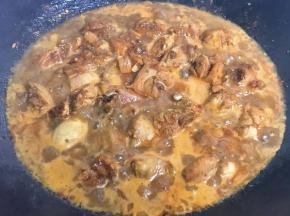 7.等炒至水份收干时加入适量开水