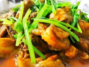 8.小火焖煮15分钟，加入芹菜翻炒一下后就可出锅了