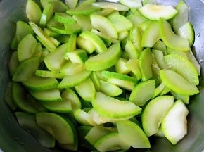 焯好水的西葫芦片立即放入冷水中过凉沥干水份