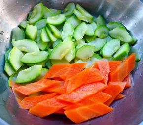 胡萝卜片和西葫芦片同样的焯水方法后放入容器中