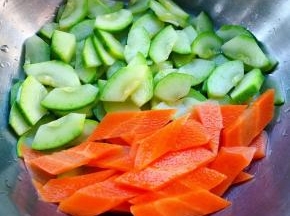 胡萝卜片和西葫芦片同样的焯水方法后放入容器中