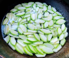 锅中烧开水放入西葫芦片焯水断生时间不宜过长刚刚变色即可