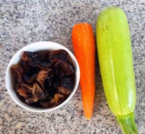 准备原材料木耳、西葫芦、胡萝卜