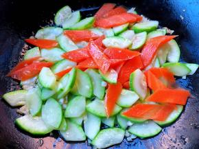 加入胡萝卜一起翻炒均匀