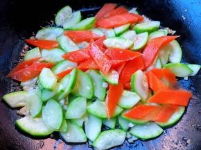 加入胡萝卜一起翻炒均匀