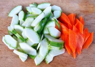 西葫芦和胡萝卜切成片状