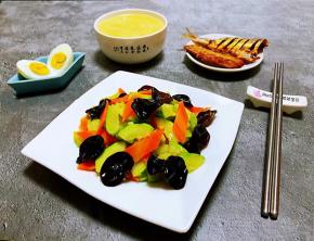 搭配一碗小米粥、鸡蛋、煎鱼是标配的一餐