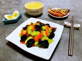 搭配一碗小米粥、鸡蛋、煎鱼是标配的一餐