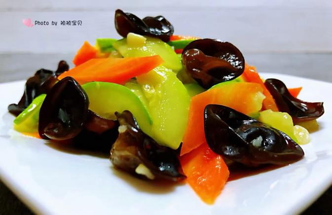 木耳炒西葫芦胡萝卜