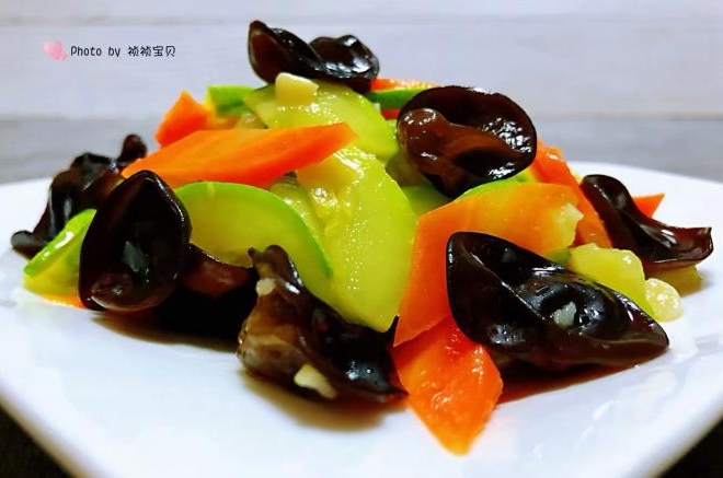 木耳炒西葫芦胡萝卜