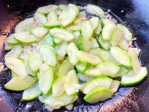 放入西葫芦片大火快速翻炒