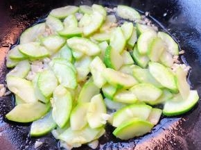 放入西葫芦片大火快速翻炒