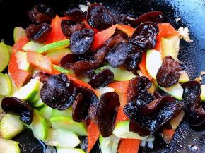 放入木耳同时放入盐和味精