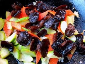 放入木耳同时放入盐和味精