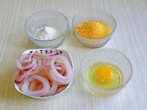 准备食材，鸡蛋磕入碗中，用筷子打散。