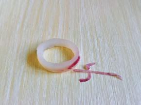 鱿鱼圈去皮，不建议的也可以不去掉，根据个人喜好来。