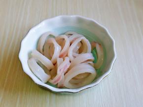 去皮的鱿鱼圈洗干净，放入大口器具中。