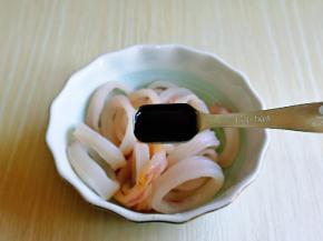 再加入生抽提味。