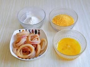 将腌制好的鱿鱼圈捞出来，汤汁倒掉。