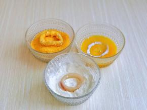 首先取一个鱿鱼圈放入面粉器具中，均匀裹上面粉，再放入蛋液中，沾满蛋液，最后放入面包糠器具中，均匀裹上面包糠就可以啦！