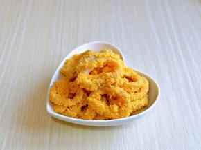 依次裹好的鱿鱼圈。